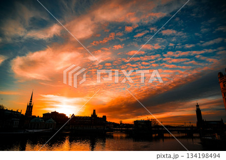 燃える夕空と街並み 燃える夕空と街並み 134198494
