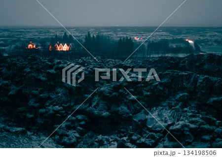 アイスランド雪原の家並み 134198506