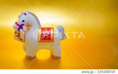 金色背景の午土鈴飾り 134198554