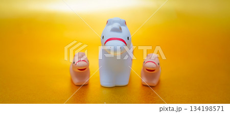 並んだ午年の親子馬 134198571