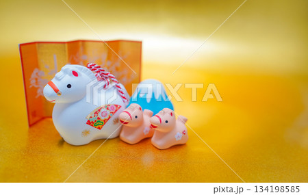 親子の干支馬と富士山 親子の干支馬と富士山 134198585