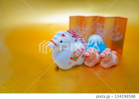 干支午の親子と金屏風 干支午の親子と金屏風 134198586