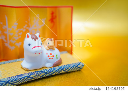 午親子と金屏風 134198595