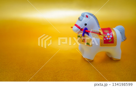 金背景の午年馬（年賀状素材） 134198599