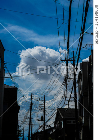 住宅街と夏空の電線 134198639