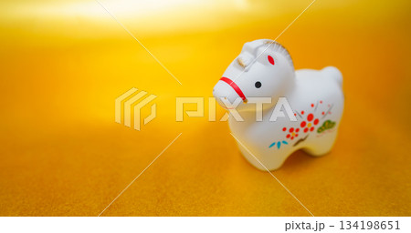 午の置物と金色背景 134198651