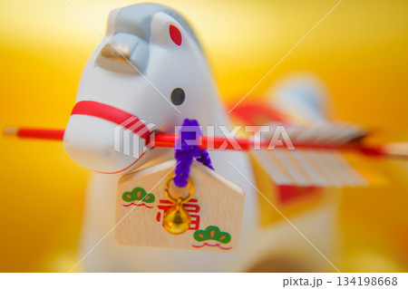 破魔矢くわえる午飾り 134198668