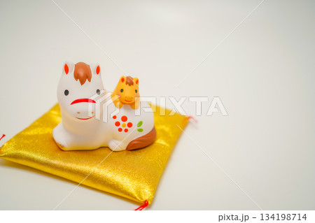 午年のお正月素材（年賀状素材） 134198714