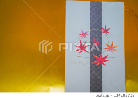 黄背景の和柄ギフト箱 134198718