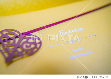 ハート飾りの招待状 ハート飾りの招待状 134198726