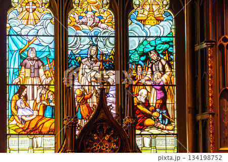 ステンドグラスの修道士 134198752