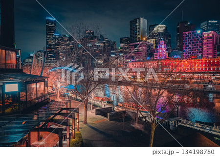 夜のビル群と川 134198780