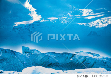 氷山と雪山の青世界 氷山と雪山の青世界 134198806