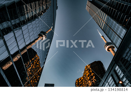 夕日に照らされた街並み 134198814