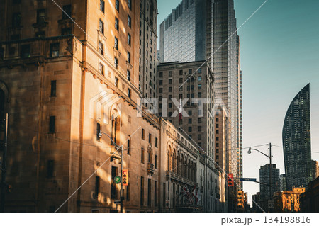 朝日に染まる石造ビル（トロント） 134198816