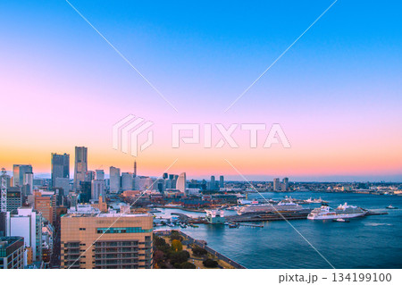 日本の横浜都市景観3隻日本の豪華客船、にっぽん丸、飛鳥Ⅱ、三井オーシャンフジが横浜港に集結＝11日 134199100