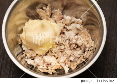 ボールで茹でた白身魚とマヨネーズを和えているところ 134199162