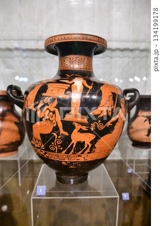 ブルガリア、ソフィア郊外、ボヤナ、国立歴史博物館、赤絵式の壺 ブルガリア、ソフィア郊外、ボヤナ、国立歴史博物館、赤絵式の壺 134199178