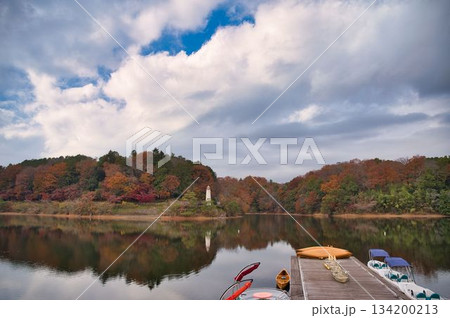 宮沢湖の桟橋からの秋是色 134200213