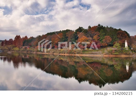 紅葉の映り込みが美しい宮沢湖 紅葉の映り込みが美しい宮沢湖 134200215