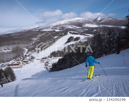 菅平高原スノーリゾートの太郎山から裏太郎シーハイルコースとダボスエリアと根子岳を臨む 134200296