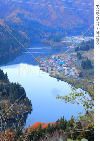 秋の大志集落と只見川/福島県大沼郡 金山町 尻吹峠展望台より 秋の大志集落と只見川/福島県大沼郡 金山町 尻吹峠展望台より 134200354