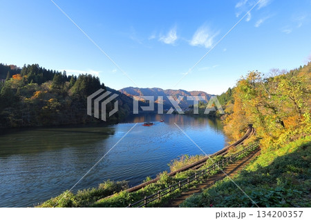 秋の大志集落と只見川／福島県大沼郡 金山町 134200357