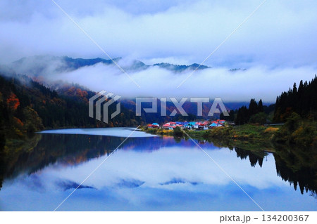 朝の絶景 大志集落と只見川／福島県大沼郡 金山町 134200367