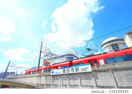 愛知県豊田市、名鉄豊田市駅に停車する電車の風景 134200493