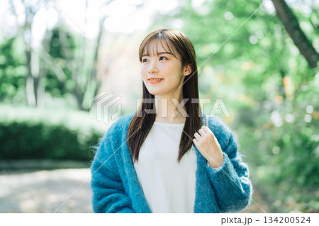 自然の道を散歩する女性 134200524