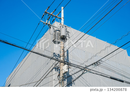 青空と電柱と建設現場 134200878