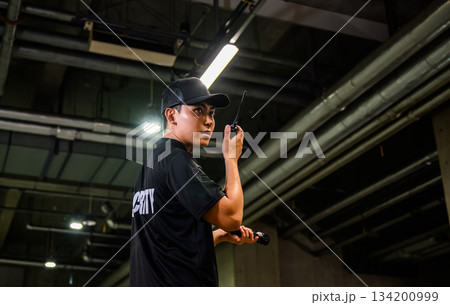 警備員がトランシーバーを持つ 134200999