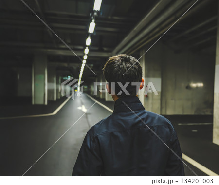 地下駐車場で警備員 134201003