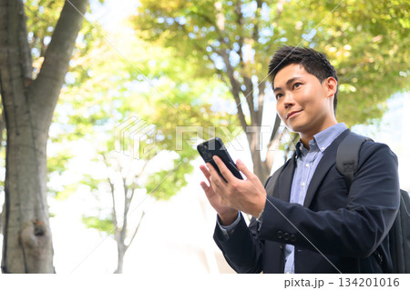 屋外で携帯操作 134201016