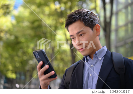 スマホ操作の会社員 スマホ操作の会社員 134201017