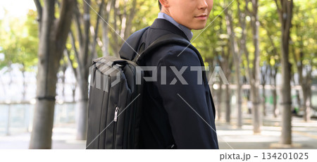 ビジネスマンの通勤風景 134201025