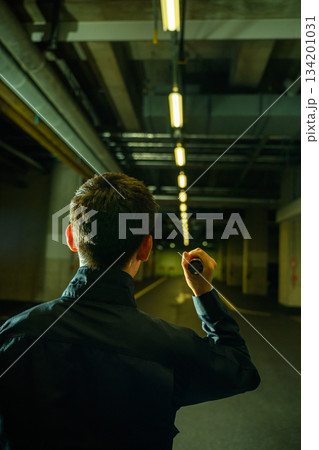 地下駐車場で警備 134201031