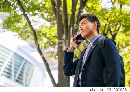 屋外で電話する会社員 134201038