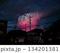 温泉街の夜空に打ちあがる花火 134201381
