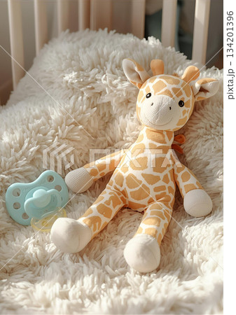 赤ちゃんベッドとキリンのぬいぐるみ 134201396