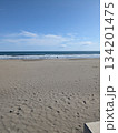 砂浜に続く足跡 134201475