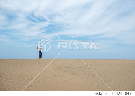 鳥取砂丘にいる女性 134201845