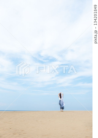鳥取砂丘にいる女性 134201849