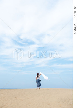 鳥取砂丘にいる女性 134201850