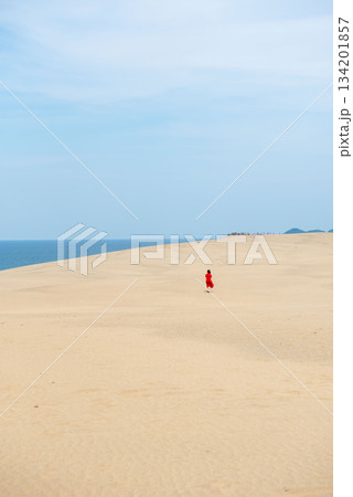 鳥取砂丘にいる女性 134201857