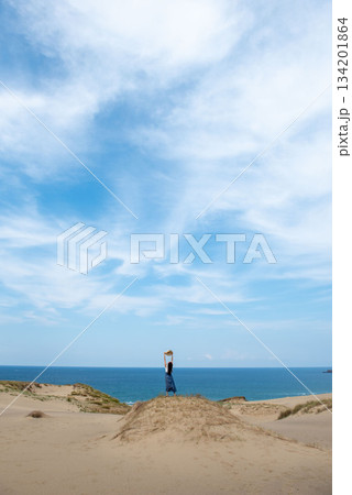 鳥取砂丘にいる女性 134201864