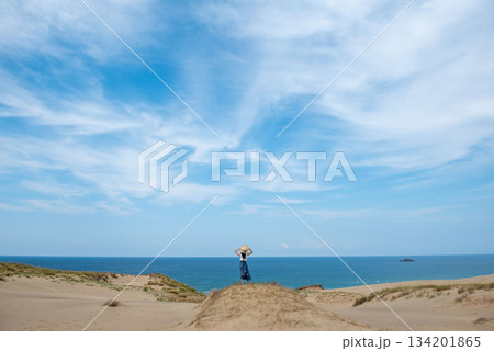 鳥取砂丘にいる女性 134201865