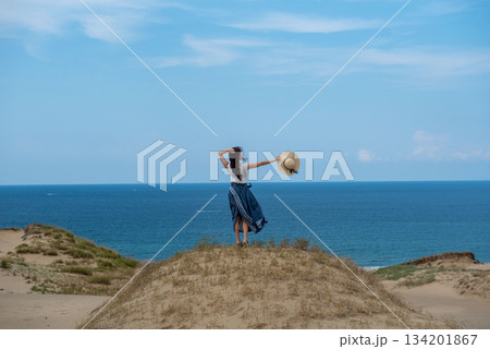 鳥取砂丘にいる女性 134201867
