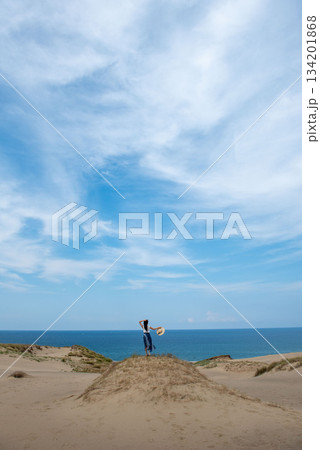 鳥取砂丘にいる女性 134201868