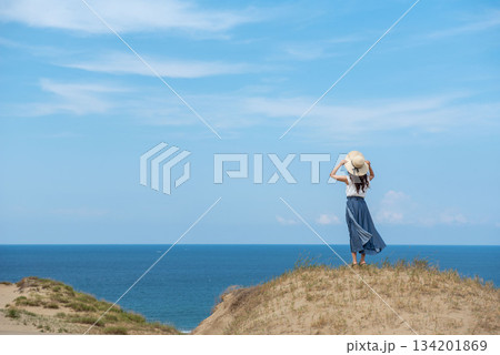 鳥取砂丘にいる女性 134201869